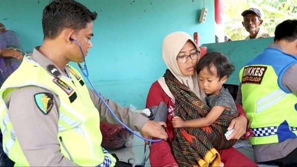 Polresta Cilacap Tunjukkan Kepedulian dengan Salurkan Bantuan bagi Korban Banjir Wanareja