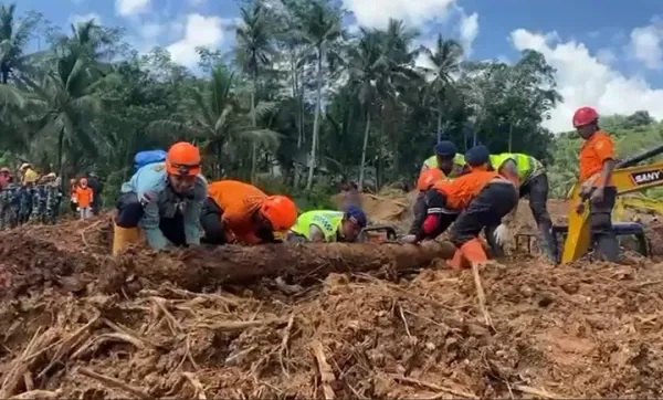 Satbrimob Polda Jateng Temukan Dua Korban Meninggal dalam Operasi SAR Longsor Majenang