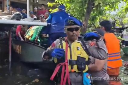 Anggota Polda Jateng Terjang Banjir untuk Bantu Prosesi Pemakaman Warga Semarang