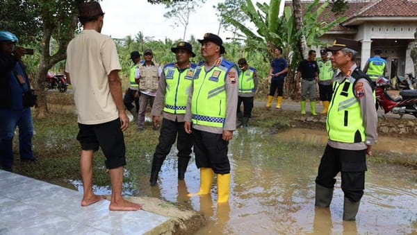 Sigap Tangani Banjir, Kapolres Cilacap Berikan Bantuan untuk Warga
