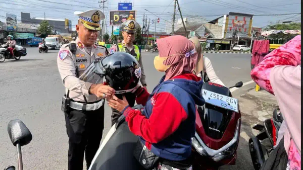 Operasi Zebra Semeru: Dari Edukasi hingga Helm Gratis untuk Masyarakat