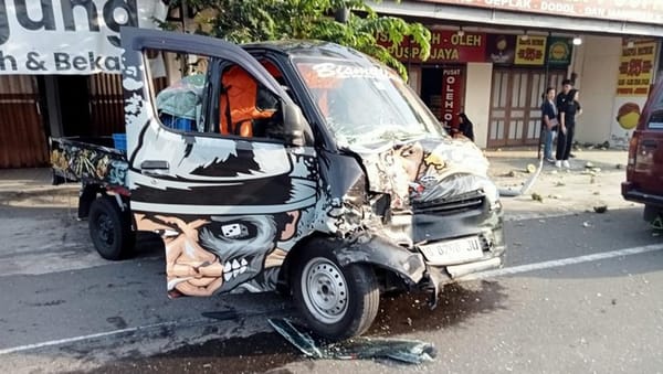 Sopir Diduga Ngantuk, Pikap Tabrak Innova dan Tiang Listrik di Prambanan Klaten