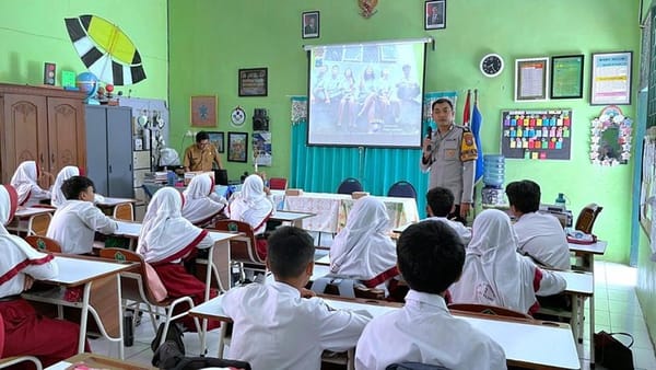 Bhabinkamtibmas Kota Malang Edukasi Siswa SD soal Bahaya Narkoba dan Kenakalan Remaja