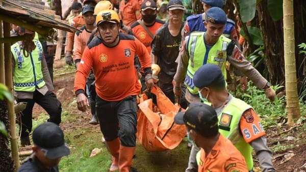 Operasi SAR Longsor Cilacap Libatkan Drone hingga Anjing Pelacak