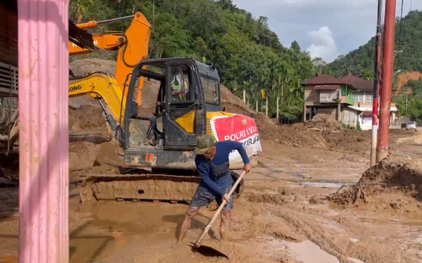 Tiga Alat Berat Dikerahkan Tangani Longsor di Padang Pariaman