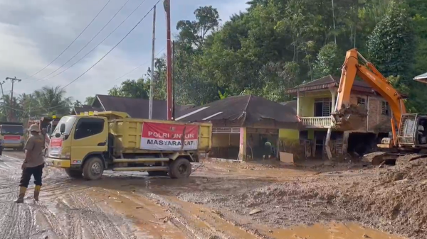 Polres Padang Pariaman Kerahkan Tiga Alat Berat Percepat Penanganan Longsor di Lubuk Alung