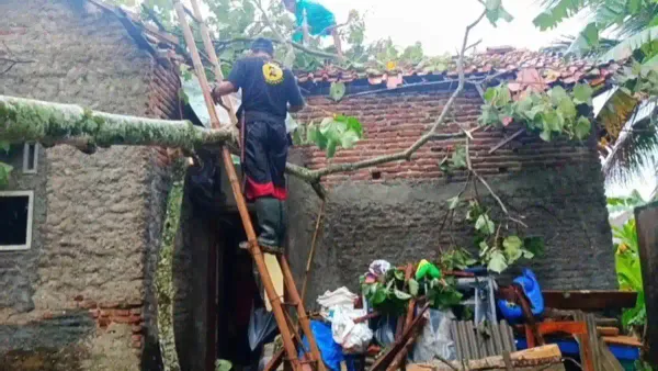 Angin Kencang Rusak 9 Rumah Warga di Patimuan Cilacap