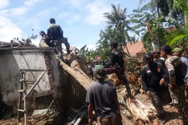 Angin Puting Beliung Rusak Tujuh Rumah Warga Gerduren