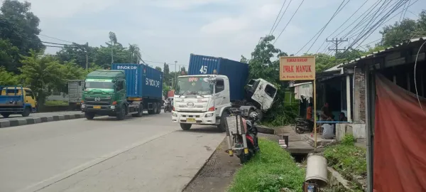 Dua Truk Trailer Tabrakan di Pantura Mangkang Semarang, Satu Pengendara Tewas