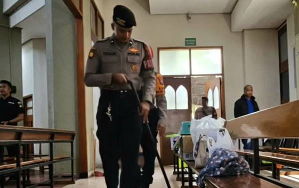 Jelang Misa Natal, Polisi Sisir Gereja Besar di Malang hingga Kolong Bangku Jemaat