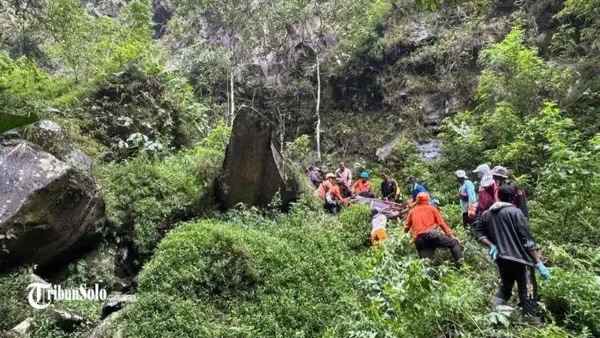 Tiga Pendaki Ilegal Tersesat di Merapi Klaten, Satu Ditemukan Tewas di Jurang