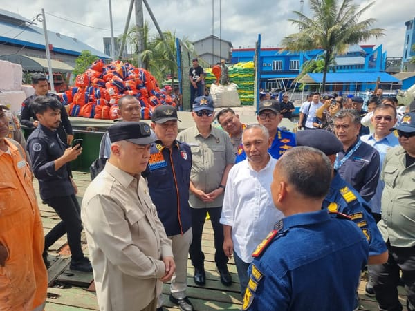 Korban Banjir Bandang Aceh Tamiang Terima Bantuan dari Batalyon Dhira Brata Akpol 1990