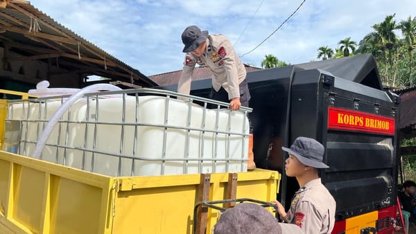 Polri Salurkan Air Bersih dan Bantu Bersihkan Rumah Warga Terdampak Bencana di Agam