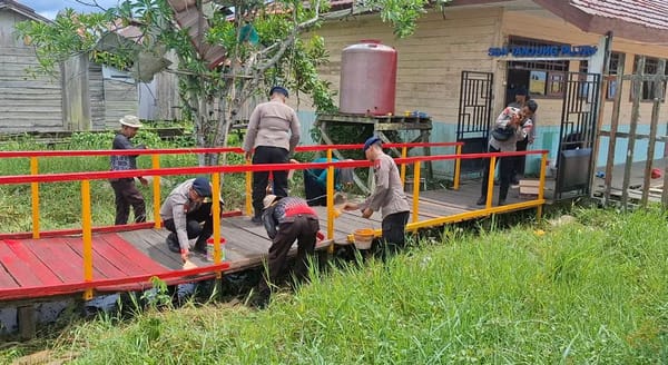 Peduli Pendidikan, Brimob Kalteng Benahi Jembatan Menuju SDN Tanjung Putri
