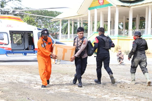 Helikopter AW169 Polri Salurkan 348 Kg Logistik Kemanusiaan untuk Korban Bencana Aceh Tamiang