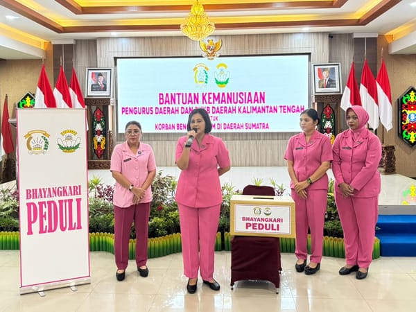 Bhayangkari Kalteng Tunai Berikan Bantuan untuk Korban Bencana Alam di Sumatera