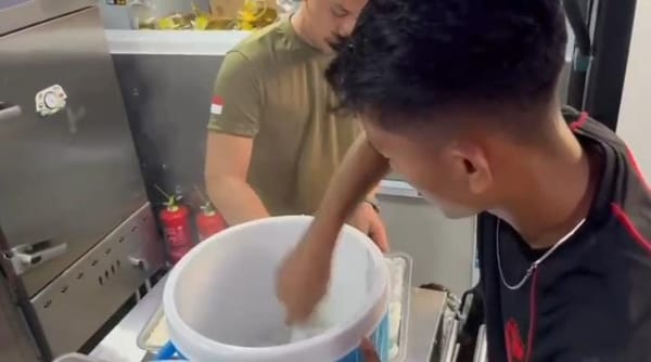 Dapur Lapangan Brimob Suplai Bantuan Makanan untuk Korban Banjir Aceh Tamiang