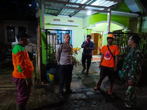 Cuaca Ekstrem Guncang Blimbing: Dua Rumah Longsor, Polisi Bergerak Cepat Lakukan Evakuasi