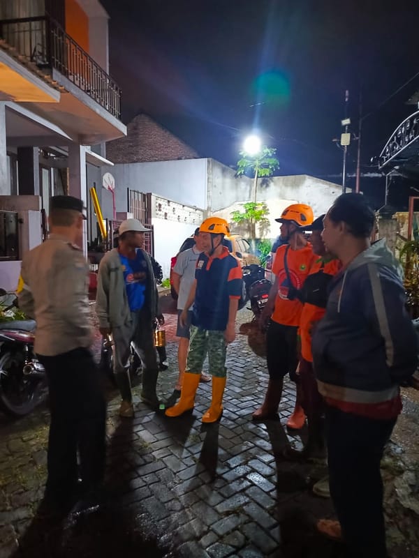 Aksi Sigap Aiptu Zaydar: Evakuasi Warga & Selamatkan Dokumen Penting Saat Longsor Melanda
