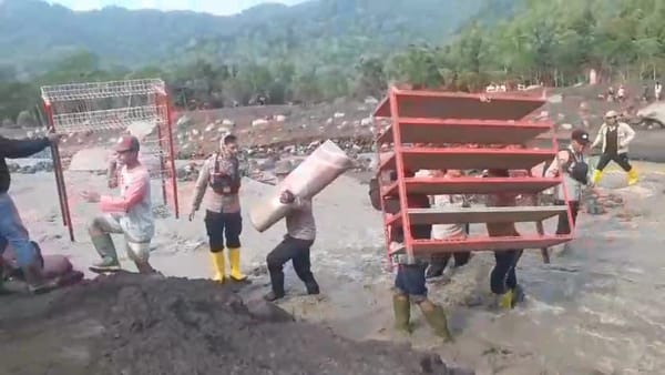 Polri Kerahkan Personel Maksimal Evakuasi Warga Candipuro dan Amankan Harta Benda dari Ancaman Lahar Dingin Semeru