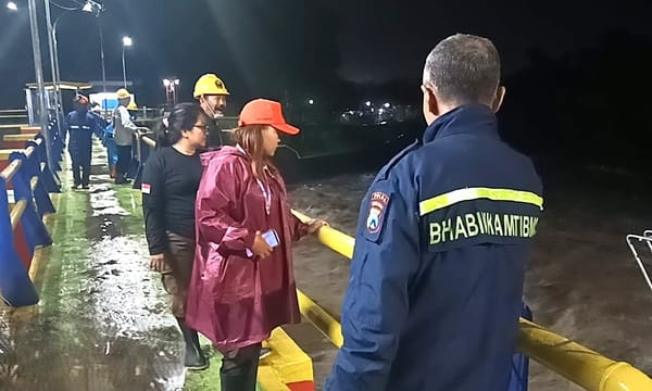 Debit Air Tinggi, Bhabinkamtibmas Pastikan Bendungan Rolak dalam Kondisi Aman