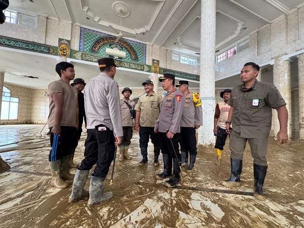 Kapolri Sigit Turun Lapangan Bersihkan Fasilitas Publik dan Pastikan Layanan Pengungsian di Aceh Tamiang