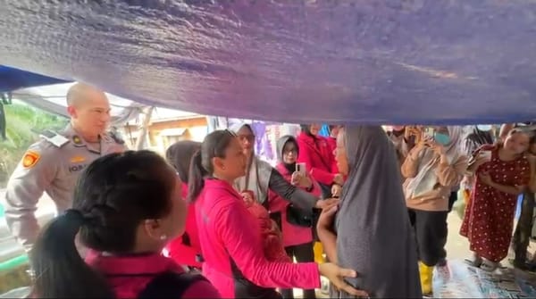 Ketum Bhayangkari Beri Bantuan di Pengungsian Aceh Tamiang, Hibur dan Kuatkan Korban