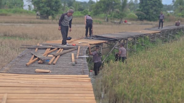 Jembatan Desa Netampin Rampung Diperbaiki, Brimob Kalteng Hadirkan Akses Aman bagi Warga dan Pelajar