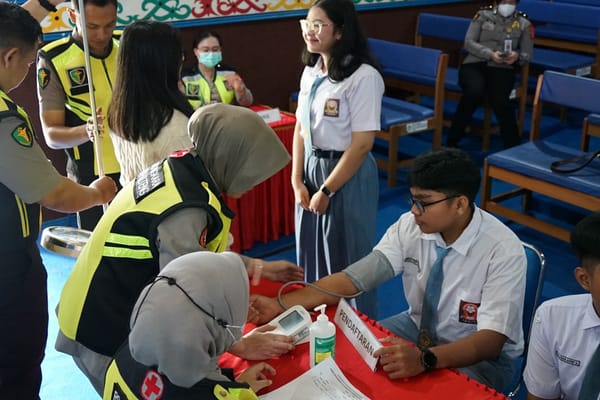 Dukung Remaja Sehat, Rumkit Bhayangkara Gelar Pemeriksaan Kesehatan Gratis bagi Siswa Sekolah