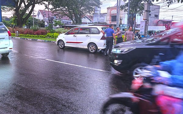 Polisi Sigap Bantu Mobil Warga Mogok Saat Jam Pulang Kerja di Kota Malang