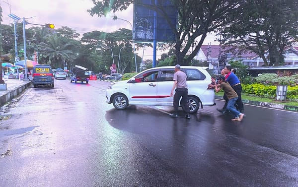 Kasat Binmas Polresta Malang Kota Pimpin Langsung Pertolongan Mobil Mogok