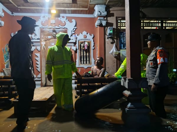 Sat Brimobda Bali Evakuasi Warga Terdampak Banjir Di Desa Melaya Jembrana