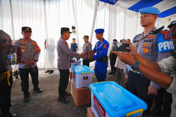 Wujud Empati, Kapolri Beri Bantuan kepada Anggota Polri Korban Bencana di Sumbar