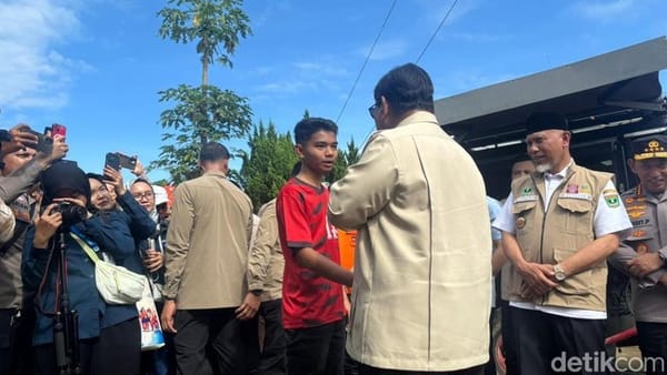 Prabowo Temui Pengungsi Banjir Agam, Huntara Dibangun Sebulan, Huntap 70 m²