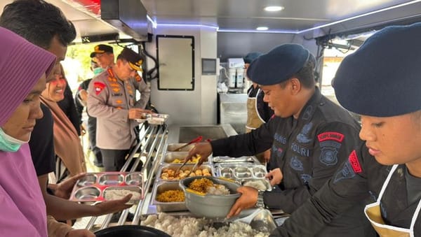 Tak Sekadar Logistik, Polri Hadir Menyembuhkan Luka Psikologis Korban Banjir