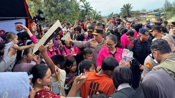 Polri Turun Pulihkan Trauma Korban Banjir: Anak-anak Agam hingga Aceh Tamiang Kembali Tersenyum