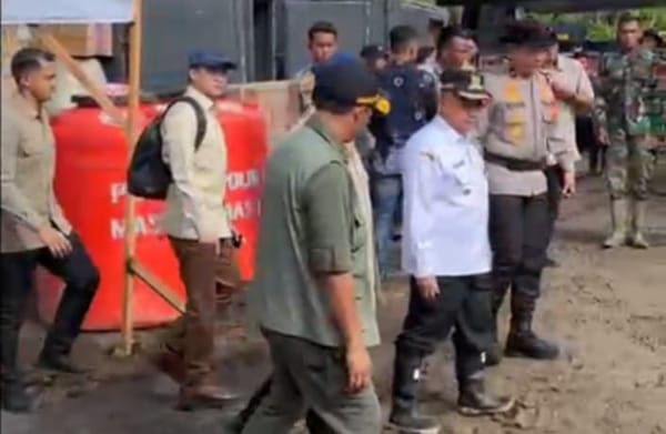 “Kalian Tidak Sendiri” — Momen Hangat Prabowo Temui Pengungsi dan Anak-anak Korban Bencana Agam