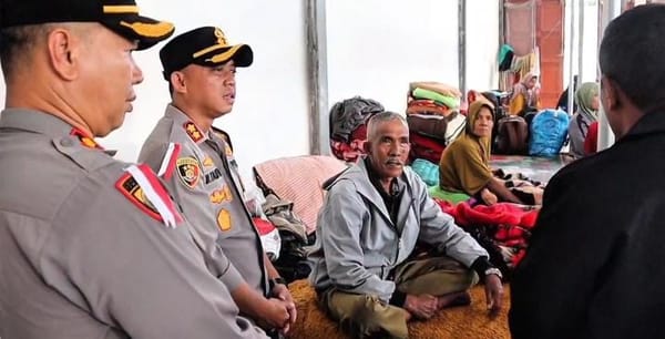Kapolres Aceh Tengah Sapa Pengungsi di Kecamatan Ketol, Salurkan Bantuan Kemanusiaan
