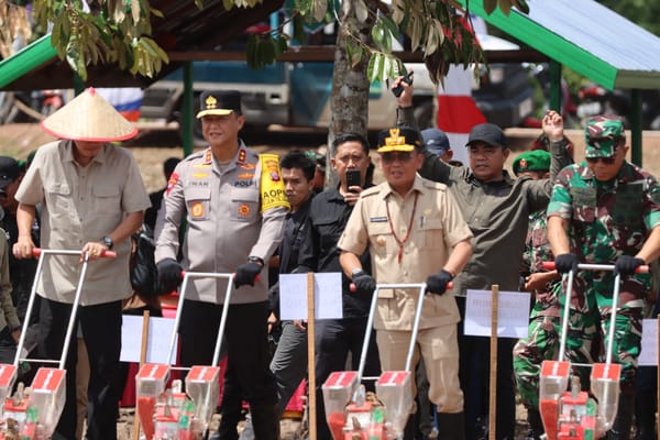 Bersama Gubernur Kalteng, Kapolda Tanam Jagung Perdana Kuartal IV di Kapuas