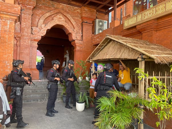 Unit Wanteror Detasemen Gegana Perketat Pengamanan Gereja Katedral Renon Jelang Natal