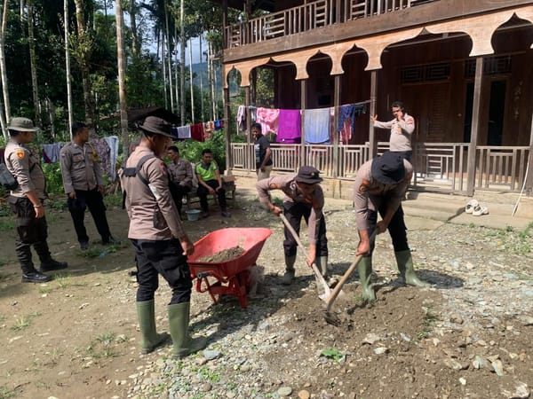Polres Nagan Raya Hadir Gotong Royong Bantu Pesantren Pascabanjir Bandang