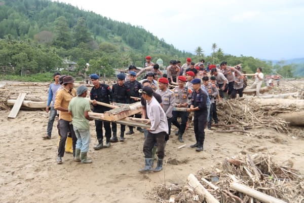 Polres Gayo Lues, Polsek Rikit Gaib dan Brimob Gotong Royong Bangun Jembatan Darurat
