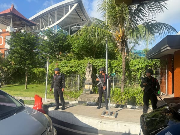 Jelang Nataru, Personel Satgas Tindak Operasi Lilin Agung Perketat Patroli di Kawasan Bandara Ngurah Rai
