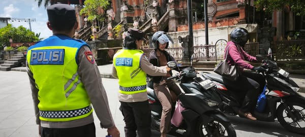 Jelang Nataru, Subsatgas Binmas Edukasi Masyarakat lewat Pembagian Brosur Kamtibmas