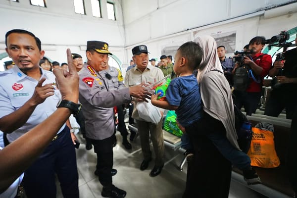 Kapolri Cek Langsung Kesiapan Stasiun Pasar Senen Jelang Lonjakan Penumpang Nataru