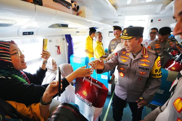 Tinjau Pasar Senen, Kapolri Pastikan Sinergi Pengamanan dan Layanan Transportasi Selama Nataru 2025