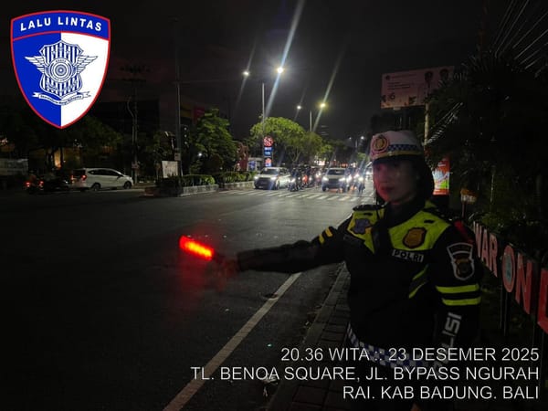 Personel Operasi Lilin Agung 2025 Sigap Urai Kepadatan Lalu Lintas di Kota Denpasar dan Sekitarnya