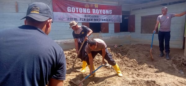 Personel Polres Gayo Lues dan Brimob Gotong Royong Bersihkan Lingkungan Pascabanjir
