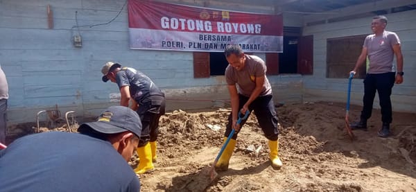 Pasca Banjir, Polres Gayo Lues dan Brimob Bantu Warga Bersihkan Desa Cane Toa