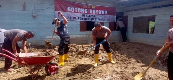 Pulihkan Trauma Banjir, Personel Polres Gayo Lues dan Brimob Bersihkan Rumah Warga